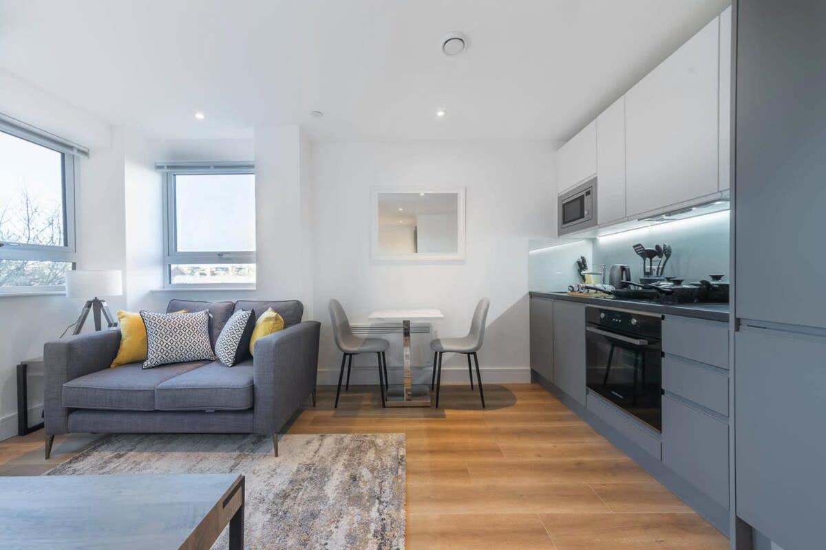 Modern Studio Apartment In East Grinstead Extérieur photo